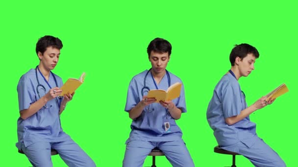 Νεαρή Νοσοκόμα Σπουδάζει Για Τις Ιατρικές Εξετάσεις Διαβάζοντας Βιβλίο Στο — Αρχείο Βίντεο