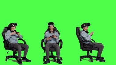 Oyuncu akıllı telefon uygulamasında VR gözlükleriyle sanal gerçeklik kulaklığıyla mobil video oyunları oynayarak siber uzay oyun yarışmasını seviyor. Kadın turnuva oynuyor, yeşil ekran. Kamera A.