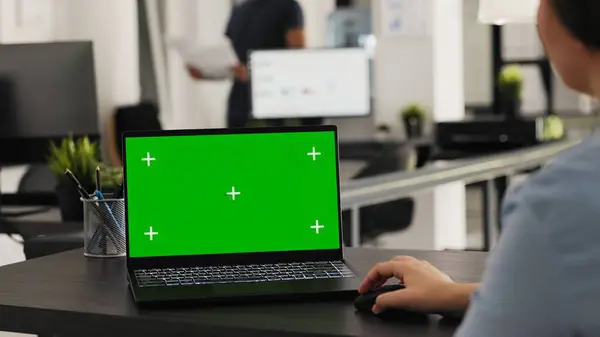 Аналитик Рассматривает Отображение Зеленого Экрана Ноутбуке Работая Над Операциями Задачами — стоковое фото