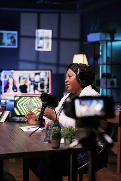 Mulher Negra Cria Vlogs Usando Câmera Profissional Produzir Podcasts Com — Fotografia de Stock