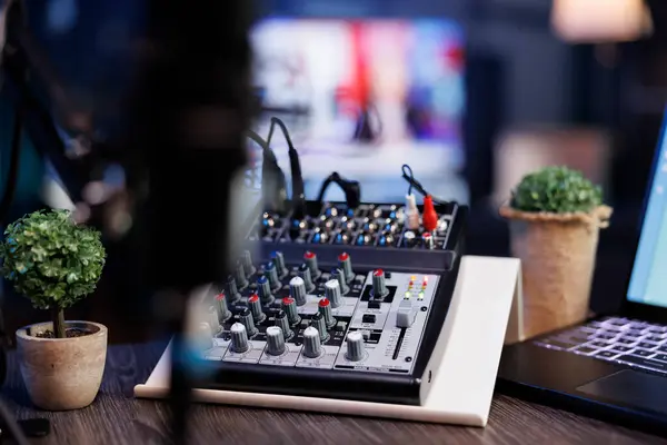 Szelektív Fókusz Laptop Billentyűzet Audio Mixer Gombok Egy Podcasting Íróasztal — Stock Fotó