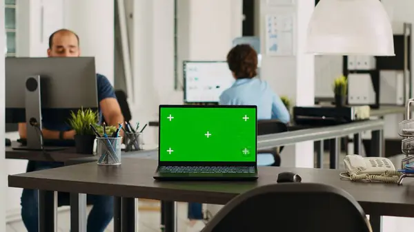 Ноутбук Дисплеем Зеленым Экраном Столе Современном Офисе Стартап Агентства Беспроводной — стоковое фото