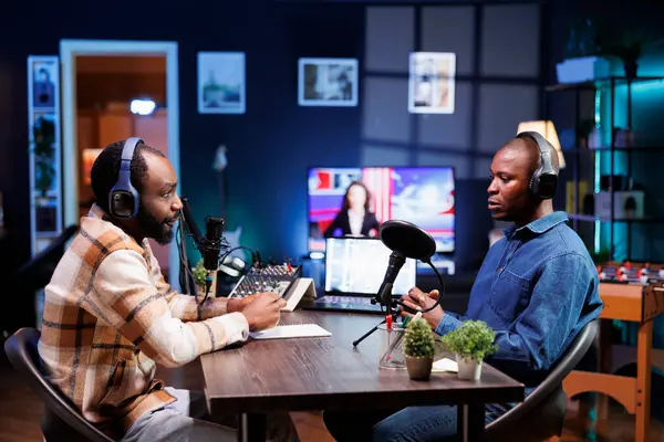 Сидячи Столом Використовуючи Аудіообладнання Два Афроамериканські Чоловіки Обговорюють Звертаються Своєї Стокове Фото