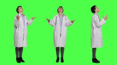 Dini bütün bir hekim yeşil ekran karşısında İsa 'ya dua ediyor, yukarı bakıyor ve dua ediyor. Tanrı 'ya tapan, meditasyon yapan, Hıristiyanlığa inancı olan bir doktor. Kamera A.