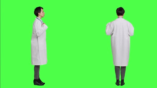 Женщина Врач Использует Стетоскоп Слушать Дыхание Студии Белом Больничном Халате — стоковое видео