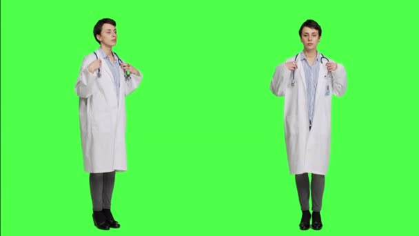 Praktický Lékař Bílým Kabátem Používající Stetoskop Studiu Který Připravuje Vyšetření — Stock video