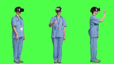 Hasta teşhisini incelemek için vr kulaklık kullanan bir sağlık uzmanı yeşil perde arkaplanına karşı duruyor. Hemşire sanal gerçeklik gözlükleriyle çalışıyor, üç boyutlu. Kamera A.
