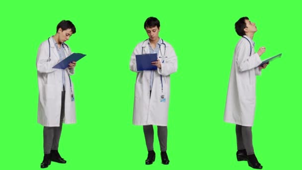 Γιατρός Κρατάει Σημειώσεις Μετά Την Εξέταση Των Ασθενών Φόντο Την — Αρχείο Βίντεο