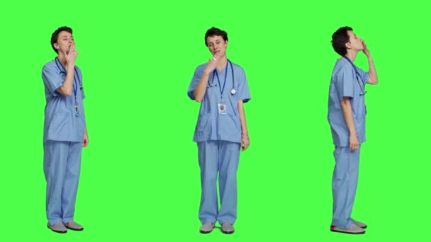 Φλέρταρε Χαριτωμένο Νοσοκόμα Φυσάει Αέρα Φιλιά Κατά Φόντο Πράσινο Είναι — Αρχείο Βίντεο