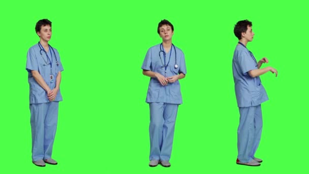 Портрет Улыбающейся Ассистентки Скрещенными Руками Демонстрирующий Уверенность Синем Больничном Халате — стоковое видео
