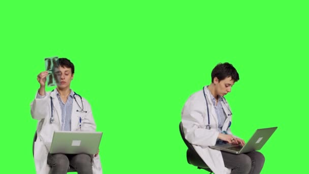 Médico Que Investiga Con Escáner Rayos Resulta Fondo Pantalla Verde — Vídeos de Stock