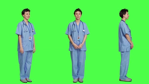 Портрет Медицинского Ассистента Улыбающегося Уверенно Позирующего Стоящего Фоне Зеленого Экрана — стоковое видео