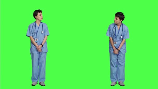 Assistant Médical Impatient Dans Contexte Écran Vert Regardant Autour Lui — Video