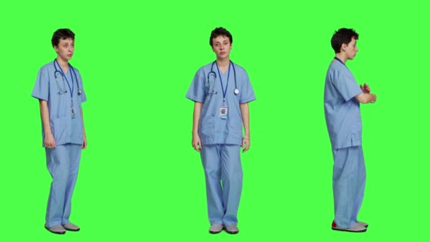 Stüdyoda Kollarını Kavuşturarak Poz Veren Kendine Güvenen Tıbbi Asistanın Portresi — Stok video