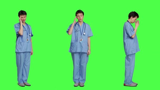 Ανώμαλη Νοσοκόμα Που Υποφέρει Από Πονοκέφαλο Φόντο Την Πράσινη Οθόνη — Αρχείο Βίντεο