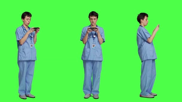 Медицинский Ассистент Играющий Мобильные Видеоигры Приложении Смартфонов Отдыхающий Медицинской Работы — стоковое видео