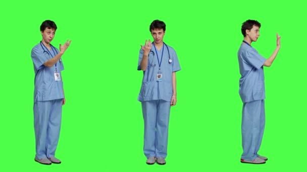 Медицинский Ассистент Просит Человека Подойти Ближе Фоне Зеленого Экрана Приглашая — стоковое видео
