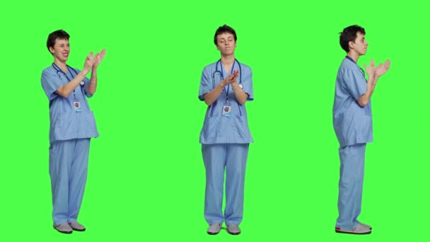 Smilende Medicinsk Assistent Klapper Nogen Studiet Fejrer Succes Jubler Greenscreen – Stock-video