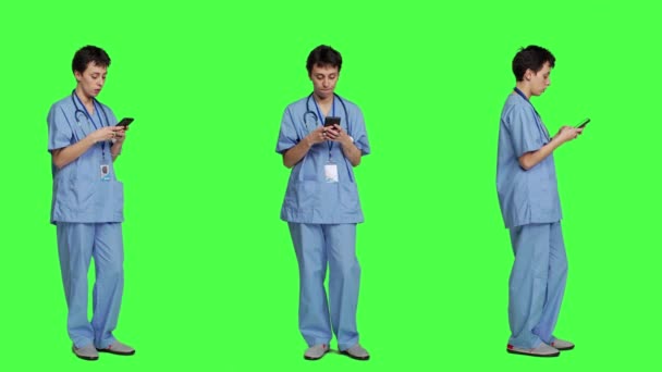 Młoda Pielęgniarka Smsuje Smartfonie Zielonym Ekranie Korzystając Telefonu Komórkowego Sprawdzania — Wideo stockowe