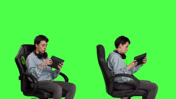 Oyuncular Video Oyunları Şampiyonluğunu Kaybettiği Için Üzgün Tablette Yeşil Perde — Stok video