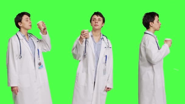 Счастливый Медик Подает Чашку Горячего Кофе Качестве Защиты Зеленого Экрана — стоковое видео