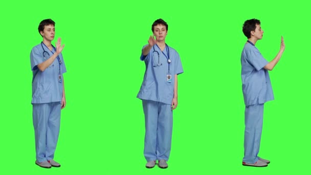 Especialista Salud Con Uniformes Azules Mostrando Señal Stop Estudio Pie — Vídeos de Stock