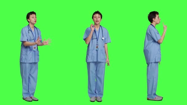 Ontevreden Geïrriteerde Verpleegster Schreeuwen Nee Ruzie Met Iemand Tegen Greenscreen — Stockvideo