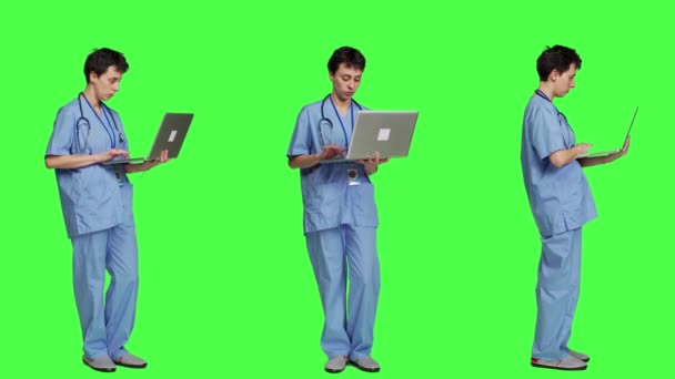 Медичний Асистент Лікування Щоб Допомогти Пацієнтам Використовуючи Ноутбук Проти Зеленого — стокове відео