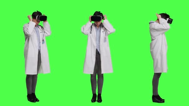 Lékař Používá Interaktivní Objektiv Virtuální Reality Sluchátkách Studiu Kontroluje Diagnózu — Stock video