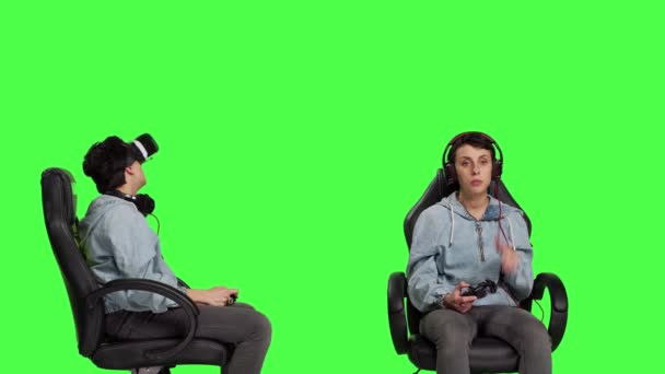 Геймер Програє Відеоіграх Гарнітурою Віртуальної Реальності Контролером Спілкуючись Онлайн Своїми — стокове відео