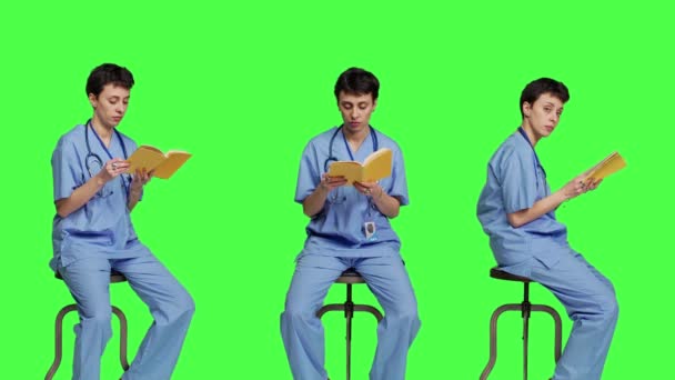 Jovem Enfermeira Estudando Para Exame Médico Lendo Livro Estúdio Sentado — Vídeo de Stock
