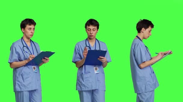 Medische Assistent Die Checkup Informatie Schrijft Klembordbestanden Aantekeningen Maakt Doktersafspraken — Stockvideo