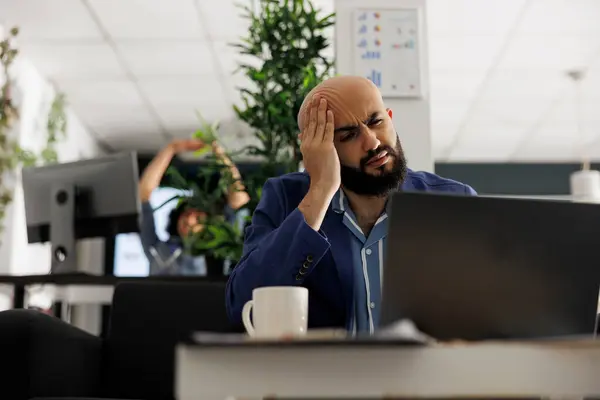 ビジネスオフィスでラップトップでプロジェクト管理しながら片頭痛に苦しむ幹部を起動します デジタルマーケティングリサーチで働いている間に頭痛を抱える疲れ切った起業家 — ストック写真