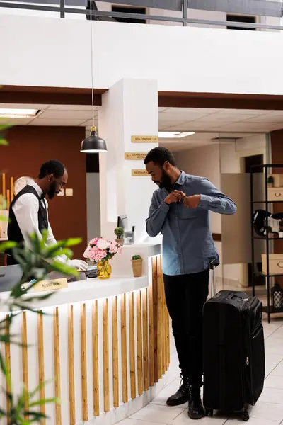 Jeune Touriste Afro Américain Arrive Hôtel Seul Avec Une Valise — Photo