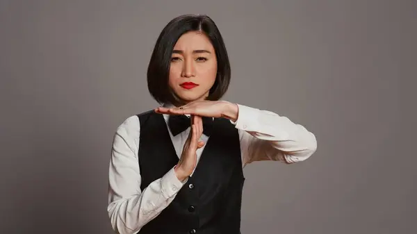 Asiatisk Receptionist Som Uttrycker Timeout Symbol Kameran Visar Negativitet Och — Stockfoto