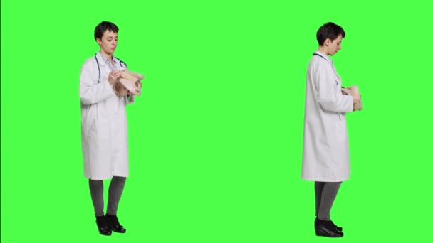 Fysiotherapie Medic Presenteert Een Cervicaal Medisch Schuim Helpen Met Revalidatie — Stockvideo