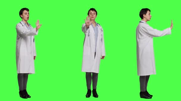 Жінка Лікар Піднімає Долоню Робить Знак Зупинки Студії Висловлюючи Відмову — стокове відео