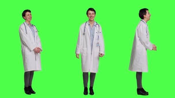 Pratisyen Hekimin Portresi Yeşil Perde Arkaplanına Karşı Bir Şeye Gülüyor — Stok video