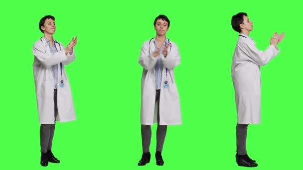 Orgulloso Complacido Médico Aplaudiendo Colegas Estudio Animando Sintiéndose Feliz Por — Vídeo de stock