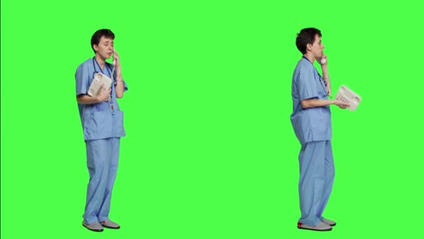 Stüdyoda Hastalarla Konuşan Tıbbi Asistan Yeşil Ekrana Karşı Ofisin Eski — Stok video