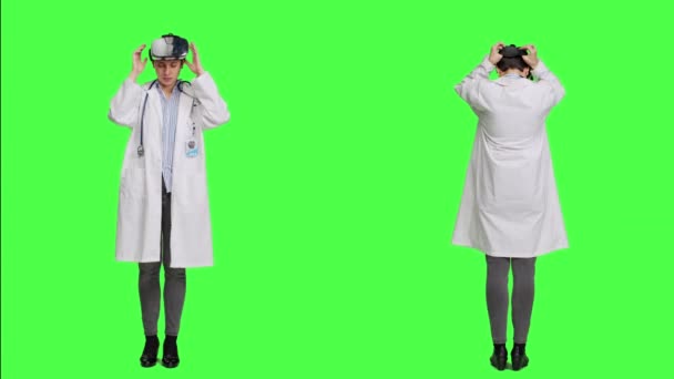 Allgemeinmediziner Arbeitet Mit Virtual Reality Headset Untersuchungsergebnisse Für Patienten Untersuchen — Stockvideo