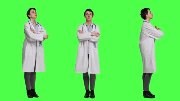 Γυναίκα Γιατρός Ποζάρουν Χέρια Σταυρωμένα Ένα Λευκό Παλτό Αισθάνονται Σίγουροι — Αρχείο Βίντεο