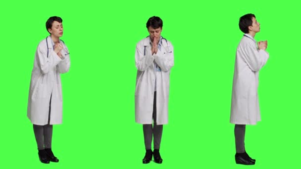 Medico Fiducioso Che Tiene Mano Segno Preghiera Sullo Sfondo Verde — Video Stock
