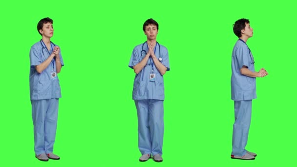 Медицинский Ассистент Надеясь Удачу Борьбе Зеленым Экраном Держит Руки Молитвенном — стоковое видео