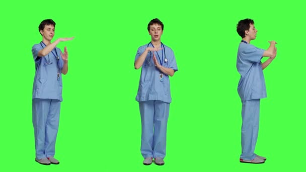 Assistente Médica Dando Símbolo Timeout Contra Pano Fundo Greenscreen Mostrando — Vídeo de Stock