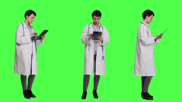 Hastalıklı Hastaların Radyografi Taraması Sonuçlarını Inceleyen Pratisyen Yeşil Perde Arkaplanına — Stok video