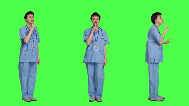 Medische Assistent Vraagt Stil Blijven Stil Zijn Tegen Greenscreen Met — Stockvideo