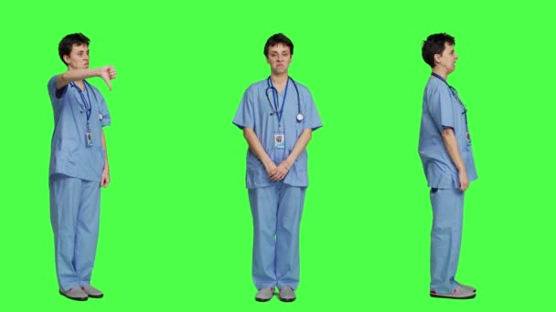 Δυσαρεστημένη Βοηθός Ιατρικής Δείχνει Τους Αντίχειρες Στο Στούντιο Παρουσιάζοντας Την — Αρχείο Βίντεο