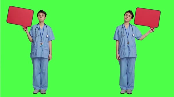 Assistant Médical Tenant Une Icône Rouge Bulle Parole Contre Écran — Video