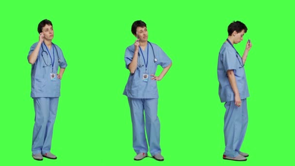 Tıbbi Asistanın Stüdyoda Yeni Tedavi Fikirleri Düşünmesi Yeşil Perdeye Karşı — Stok video